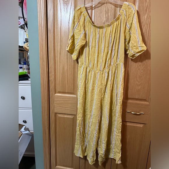 Plus Size Crinkled Striped Off-the-Shoulder Culotte Jumpsuit forever 21 NWT - Picture 2 of 4